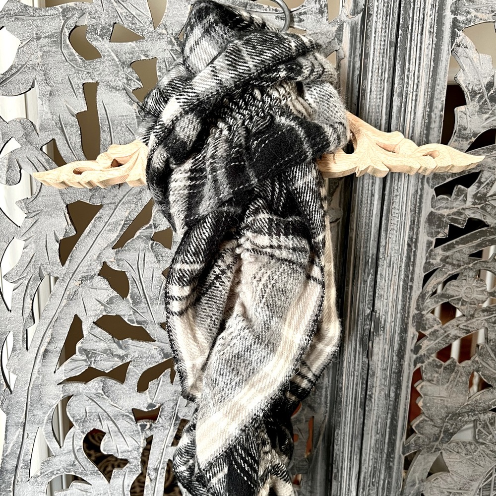 Black, white & gray plaid scarf🖤